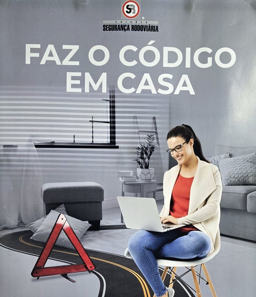 Cartaz da Segurança Rodoviária: «Faz o código em casa», com uma aluna a estudar no computador portátil
