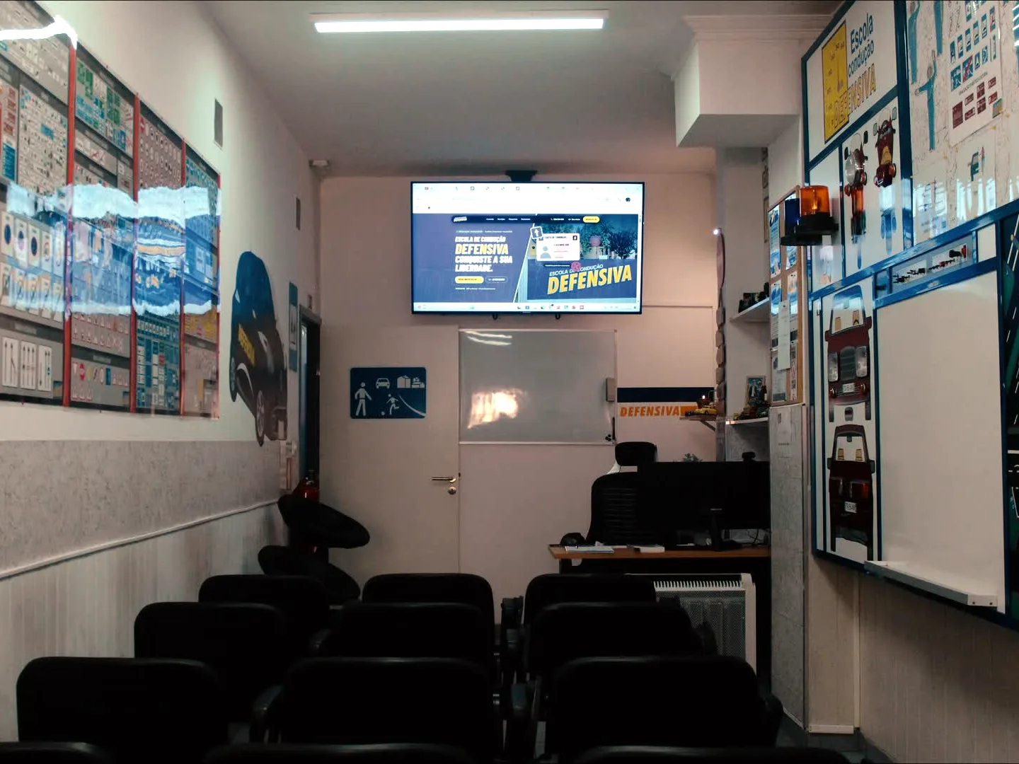 Sala de código vista do fundo, com o ecrã onde se dão as aulas