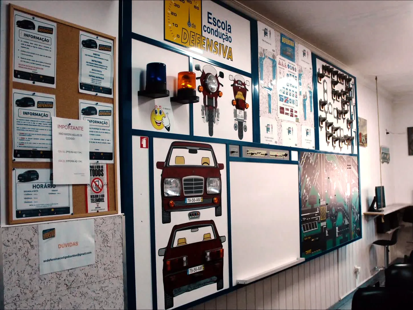 Sala de código com quadros de sinalização, peças de motociclos e cadeiras para os alunos