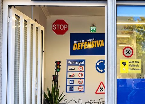 Entrada da escola com a porta aberta